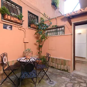 https://few-steps-from-the-vatican-trastevere-orti-dalibert-4-int-d.it-romehotels.com
